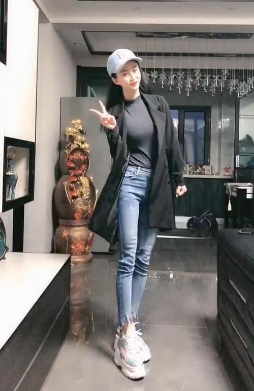  「美女」穿紧身牛仔裤的时尚美女，不动声色呈现美腿，网友：瘦而不柴!