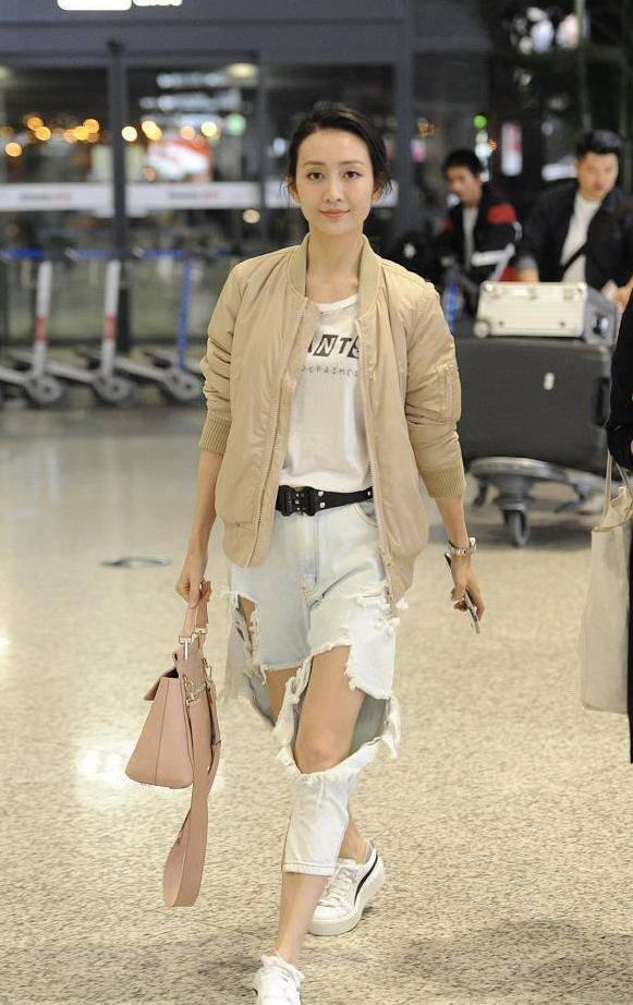 真服了王鸥,牛仔裤破成这样还穿出来,网友:送我都不要