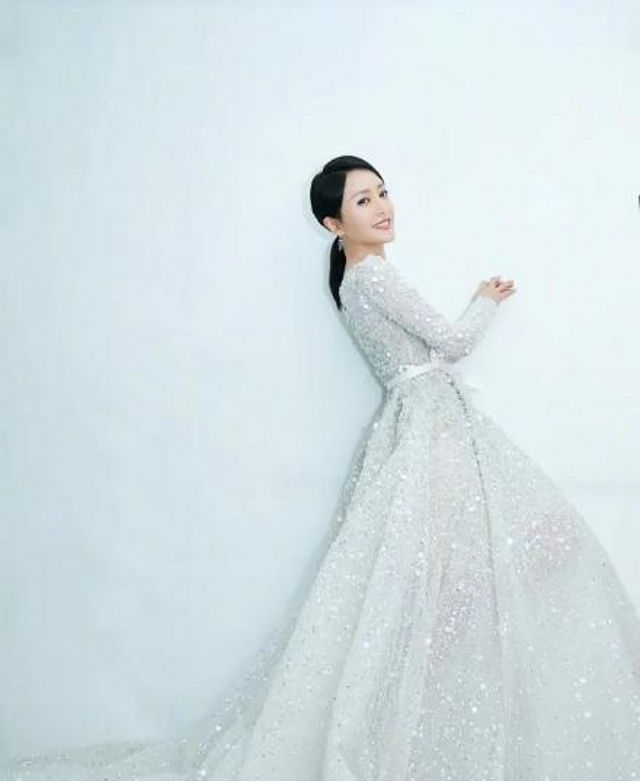  「婉约」路人街拍,小姐姐白T恤搭配紧身牛仔裤,很是婉约动人