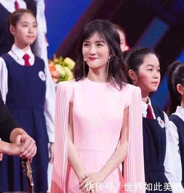 「 花裙子」但却活出了真实的自信、美好精致,谢娜虽然一直徘徊在争议的边沿