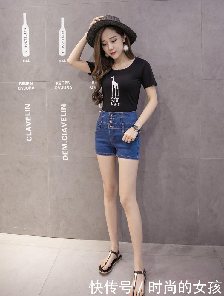 小姐姐身穿超短裤！尽显性感好身材！