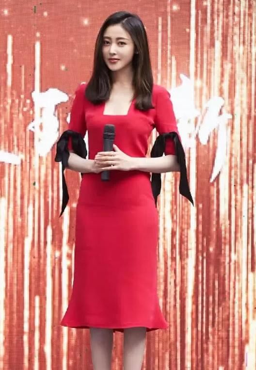 躲过了关晓彤的红裙，避开了徐璐的红裙，却唯独爱上了她的红裙