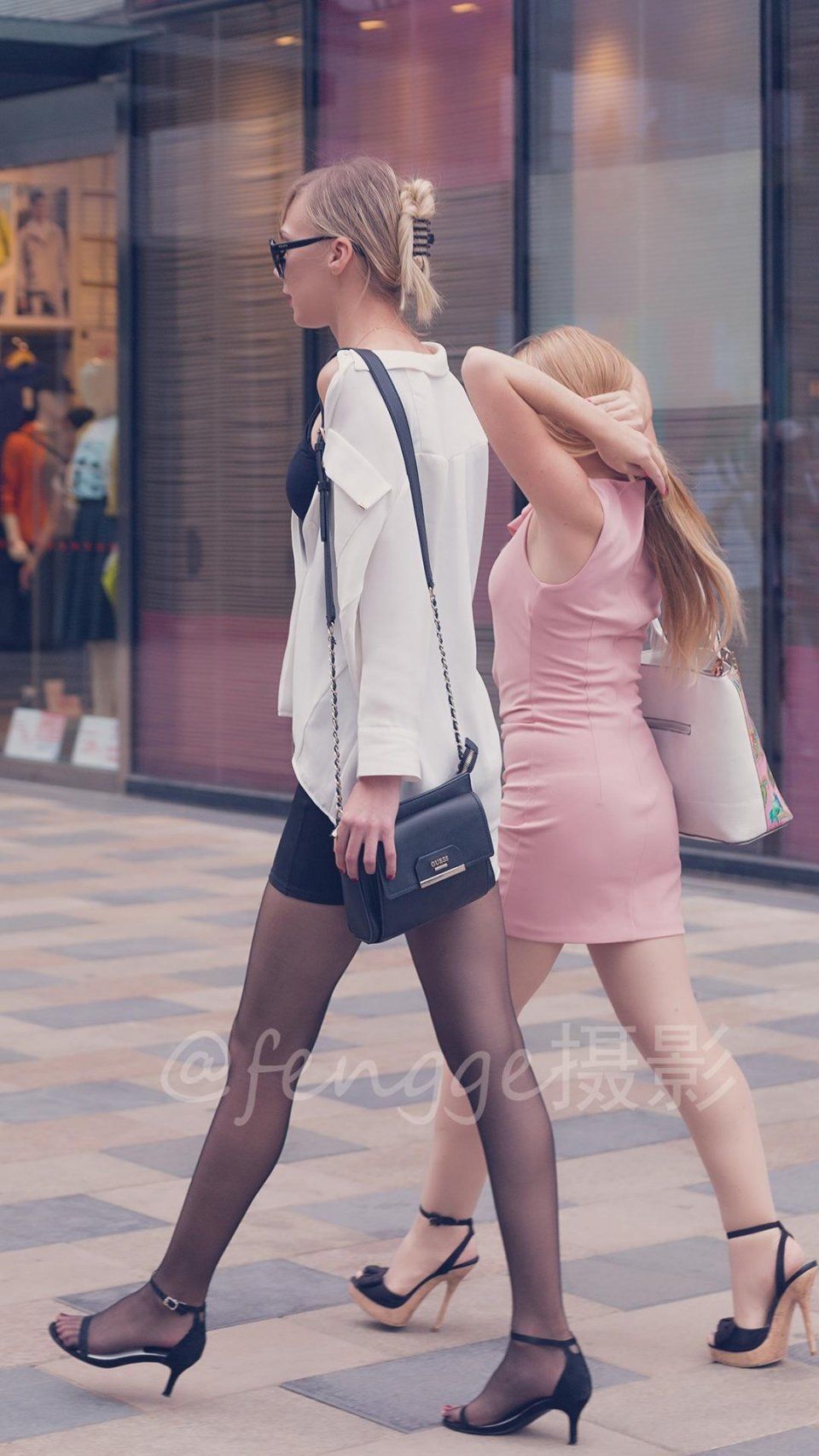 街拍:丝袜破洞，长腿美女装作浑然不知，那份淡定实在令人佩服