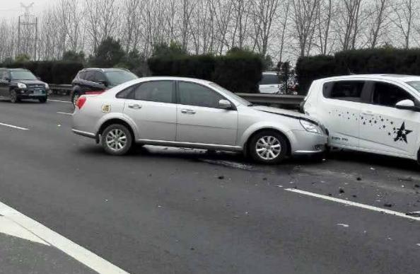 开车跑高速前车急刹车怎么办？直接撞上去吗？交警：最后强调一遍