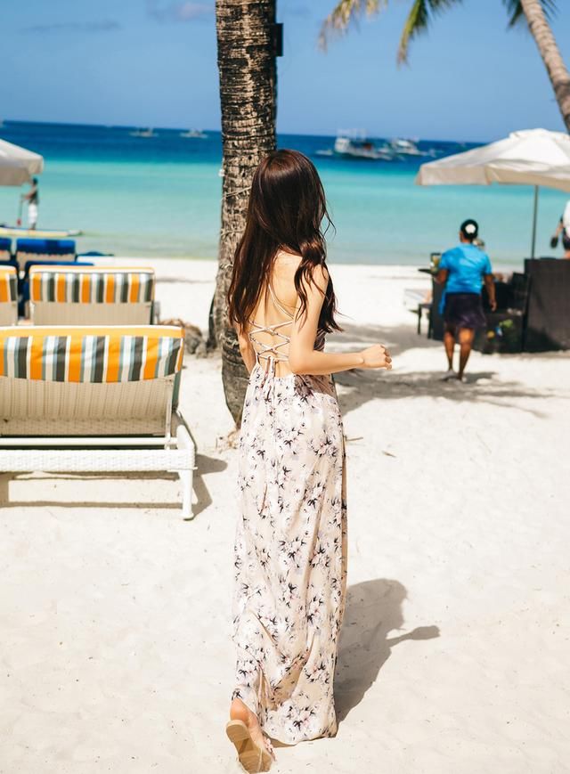 时尚街拍，海滩边的吊带连衣裙小姐姐，白嫩肌肤，穿出少女风采