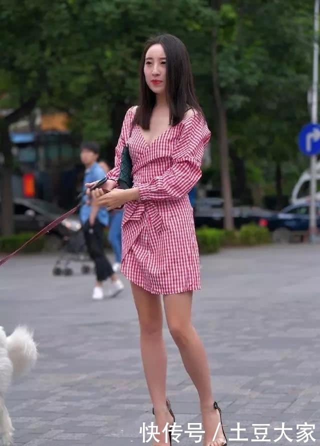 搞定|路人街拍:想要做美丽的女神,一条粉红色格子连衣裙就能搞定