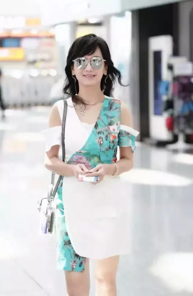 赵雅芝真敢穿！碎花裙配恨天高，网友：活力的像个20岁少女！