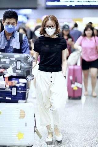 刘诗诗穿的开叉裙，都直接拉到上面 网友：这此次吴奇隆气炸了！