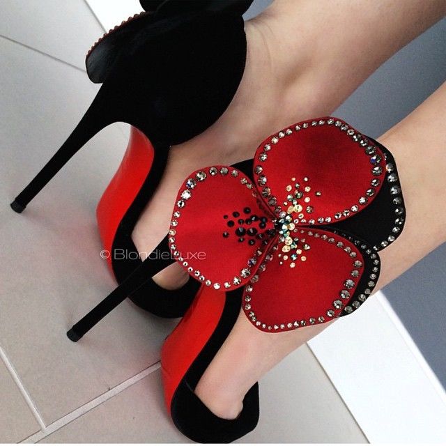 尖头细跟高跟鞋成就女人魅力