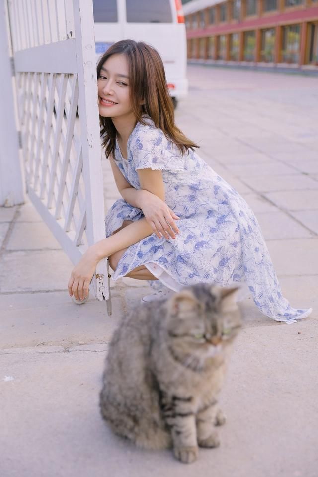 秦岚大片曝光，红与黑神秘碰撞尽显美感，网友:橡胶手套真丑