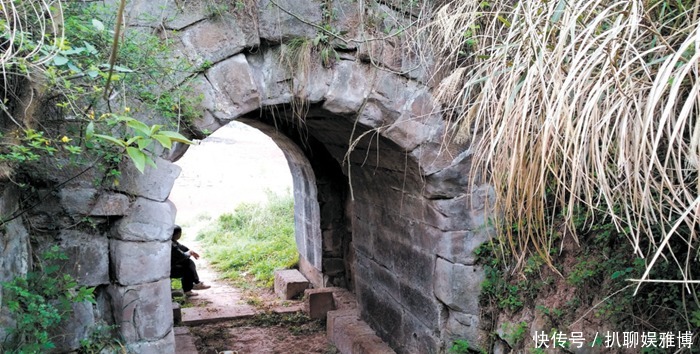 「城堡」四川保留最完整的古堡景区,历史上曾是军事要塞,距成都65公里