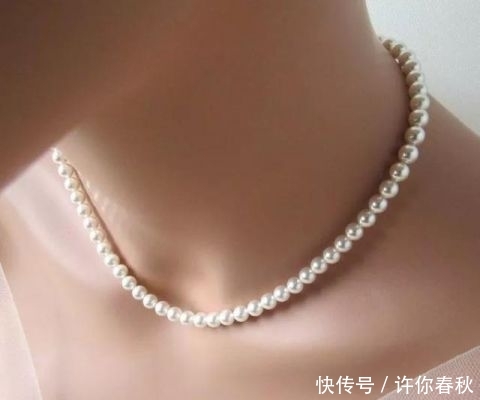 「条珍珠项链」简直不要太好看，珍珠项链时下最流行的几种佩戴方式都在这了