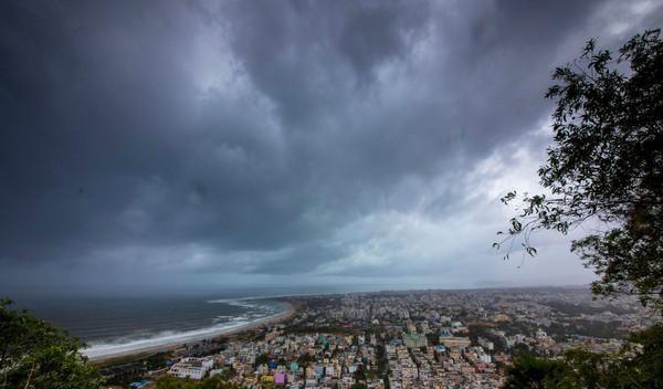 印度遭20年来最强的气旋风暴，80万人紧急撤离，一亿人受影响