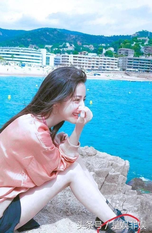 女星爱袜子外穿:杨幂杨颖时髦，鞠婧祎罕见，我就服迪丽热巴