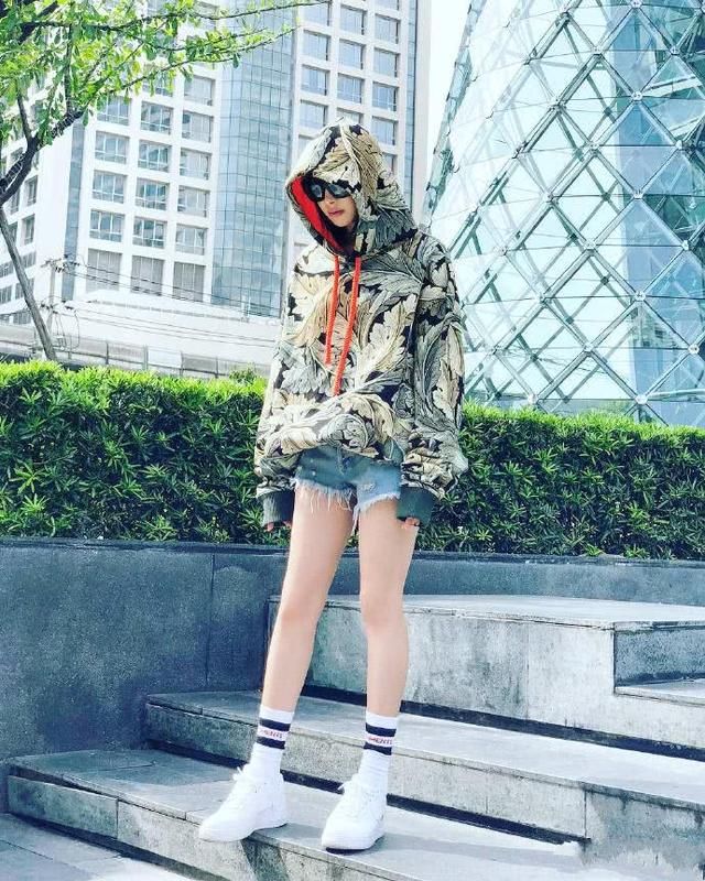 宋茜真猛！裙子穿的跟西装一样短，网友：还以为没穿呢！