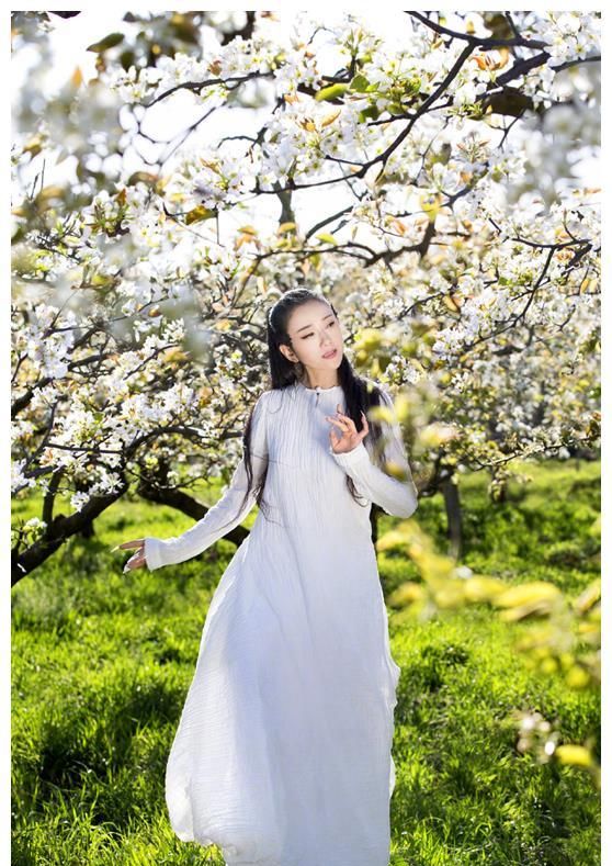  「写真」“孔雀公主”杨丽萍晒写真照片，面若桃花紧致皮肤，62岁却似26岁美少女