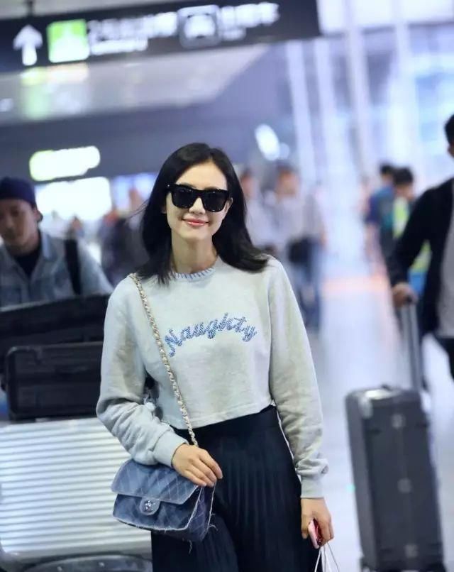  #金属质感#一条百褶裙就能办到的优雅温婉，你怎么还没穿？