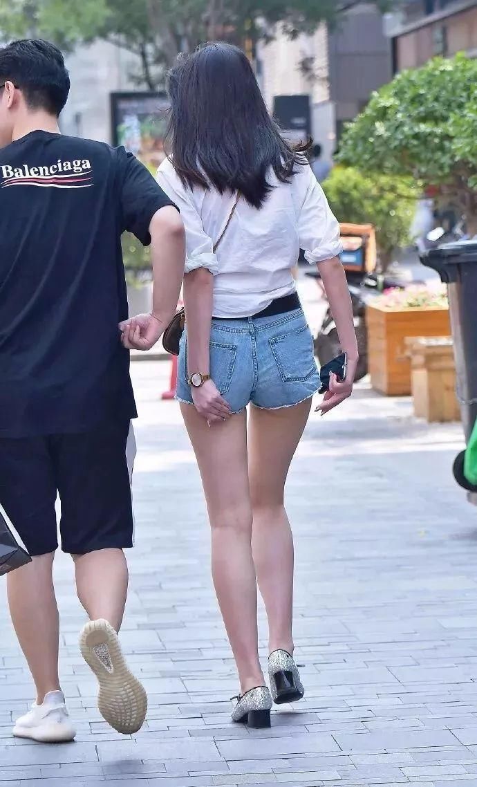 街拍:高挑的肤白美女，可惜还是单身!