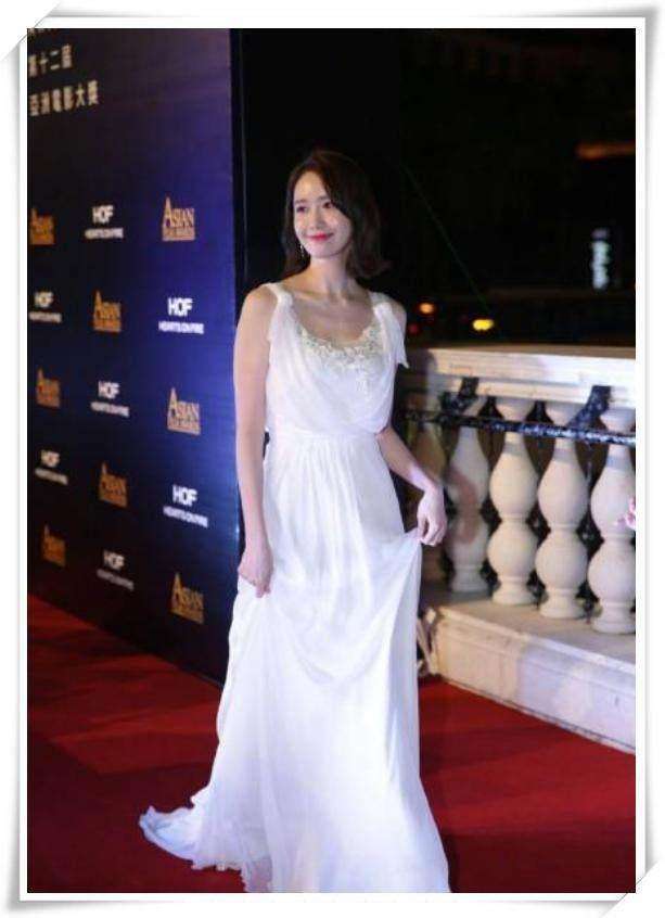 林允儿太个性！穿一条蕾丝睡衣就走红毯？网友：韩星的时尚我不懂