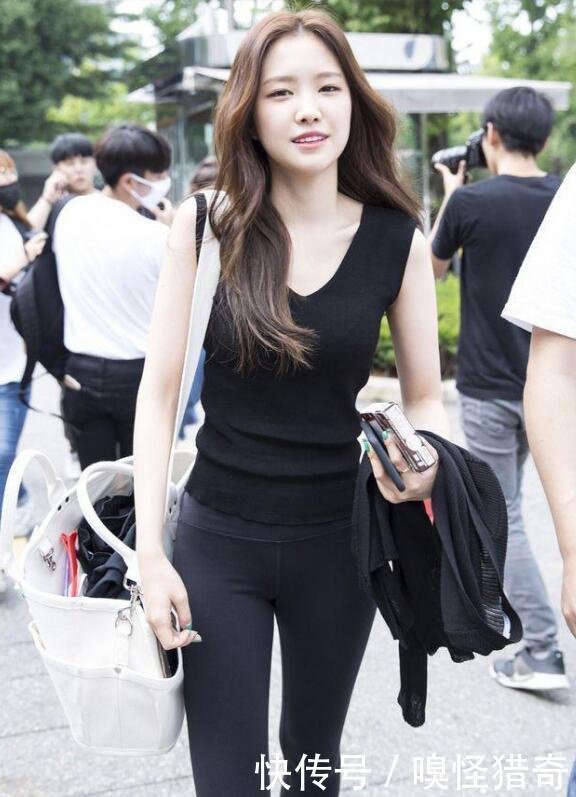 打底裤装扮展现美女不羁的风格和别样的个性，彰显的女神魅力十足