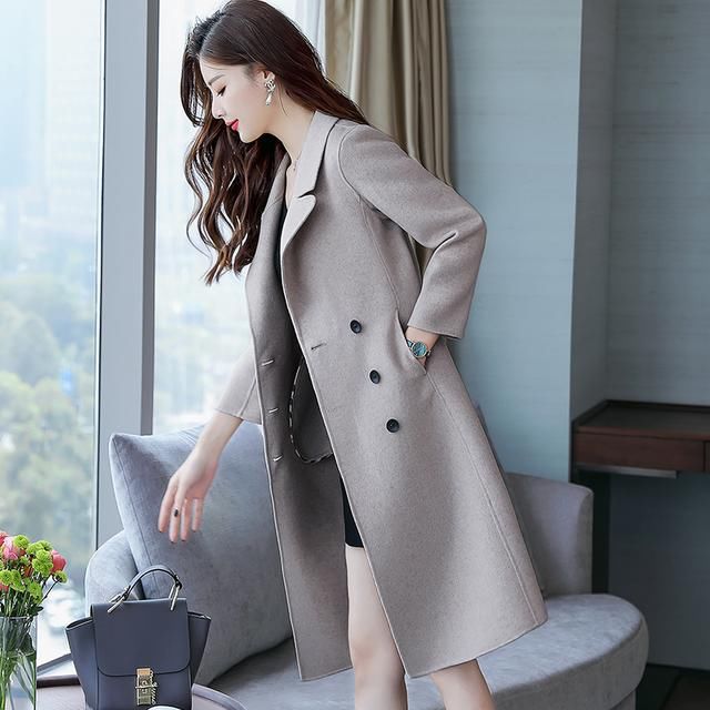 十件皮草,也不及这一件风衣显气质,适合7080女人穿,美翻天