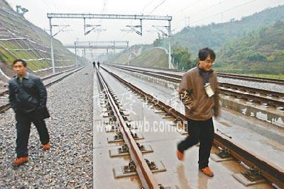 为什么普通列车轨道铺碎石，而高铁轨道却不用？