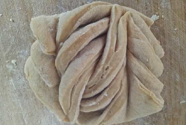 花卷:平常做普通红糖馒头,今天教你蒸出好看的红糖花卷