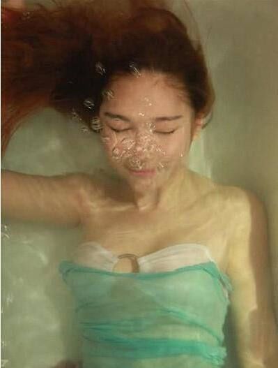 小姐姐，裙子买小了就别穿了呀，这样穿出来真的好吗？