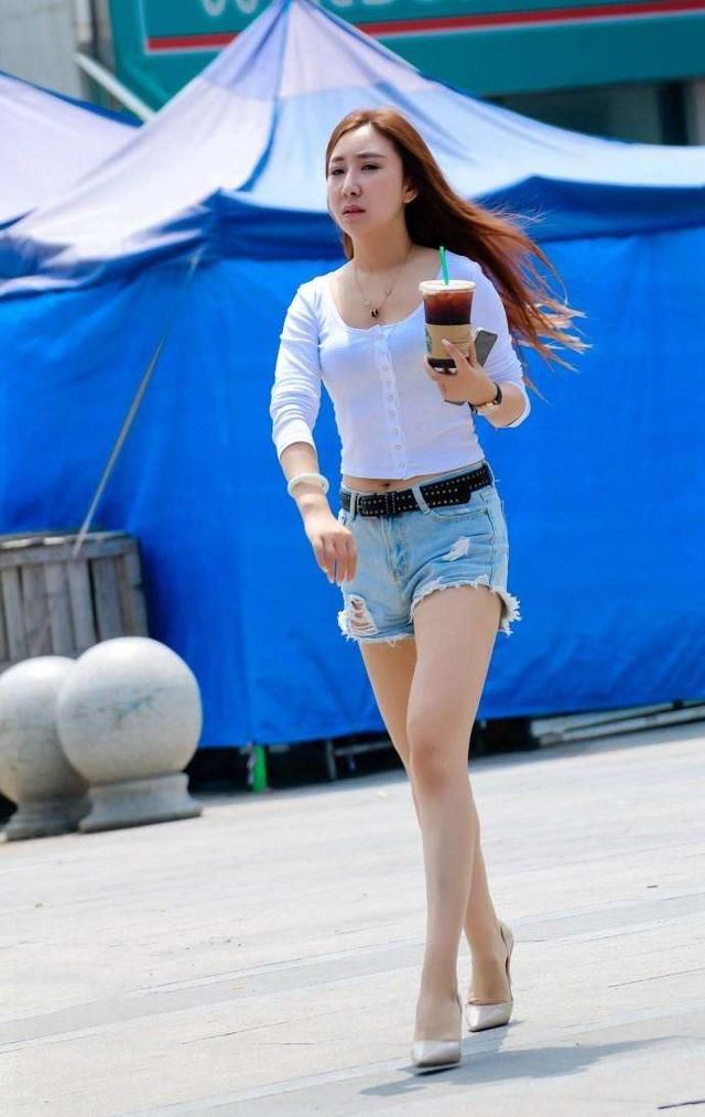 我喜欢紧身裤搭配紧身衣，好身材从现在开始