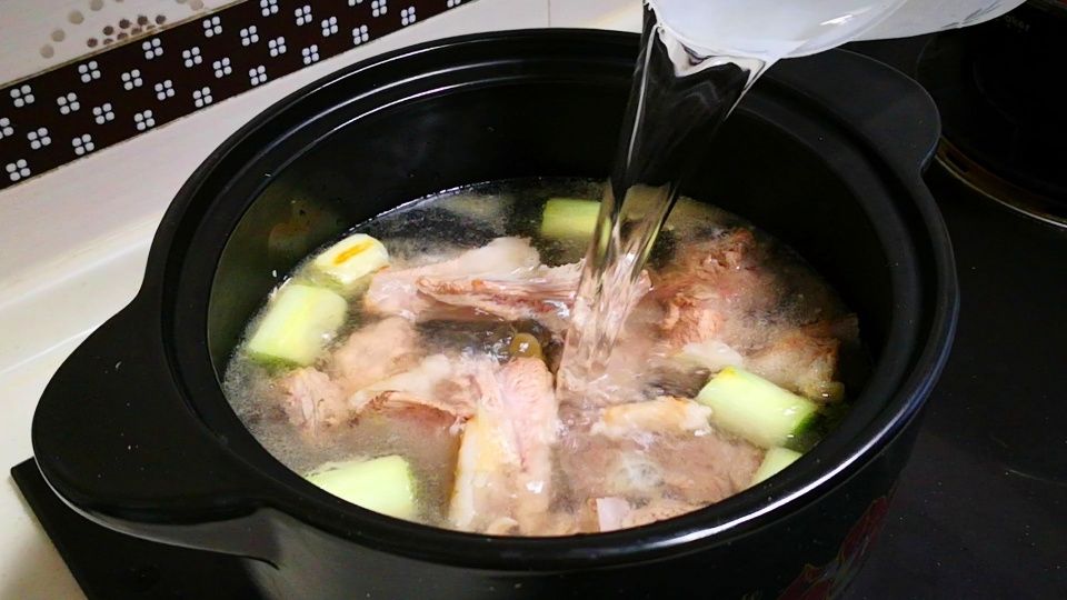 牢记:炖羊肉汤时,直接下锅炖就错了,牢记3个小秘诀,肉嫩汤白无膻味
