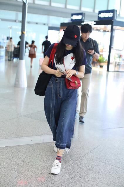 44岁王艳真敢穿!才100斤却穿条像200斤胖子的裤子，网友:看不懂