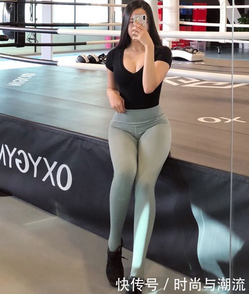 紧身打底裤小姐姐秀出迷人小蛮腰，大秀迷人身姿，令人一见倾心！