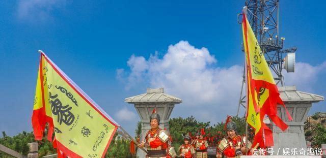 山东一5A景区怪景象，羊汤售价一元，游客坐在山洞里喝汤