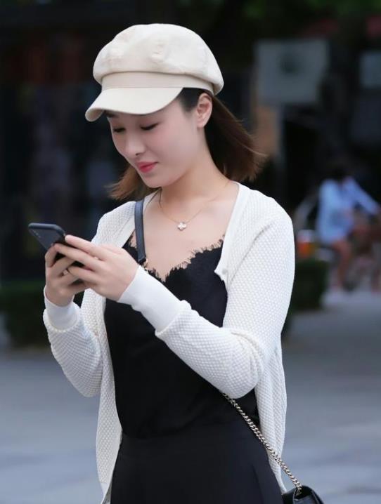 『气质』街拍雪肤花貌的小姐姐,一条黑色连衣裙外搭白色开衫,气质十足
