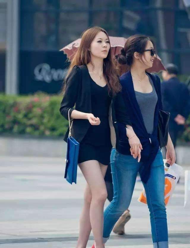 美女穿西瓜红色深V紧身衣搭黑色西裤,彰显完美的淑女气质!