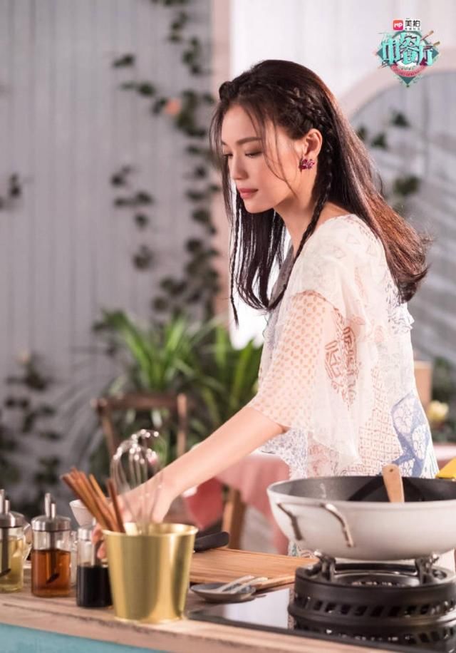 高圆圆新发型太嫩,性感吊带穿出清纯味道!舒淇粉色礼服太惊艳!