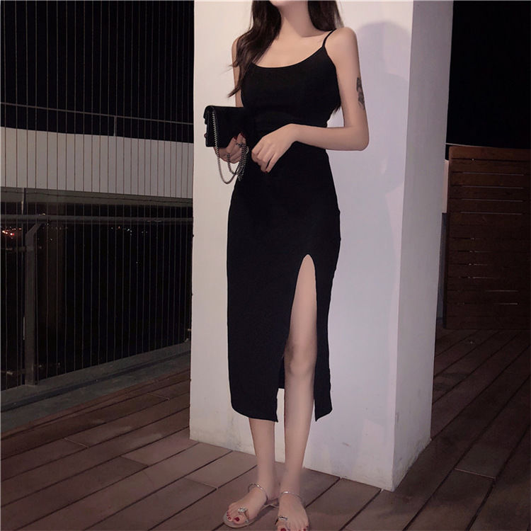 身着“吊带裙”的女人，总会让人觉得神秘且格外迷人