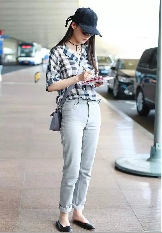 李沁机场秀身材,网友:这34号脚胖乎乎的相当抢镜