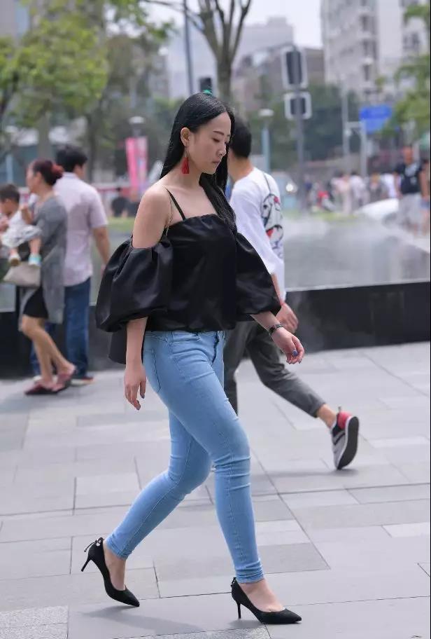 穿紧身牛仔长裤的性感风韵美女，自信才是发自内心的美！