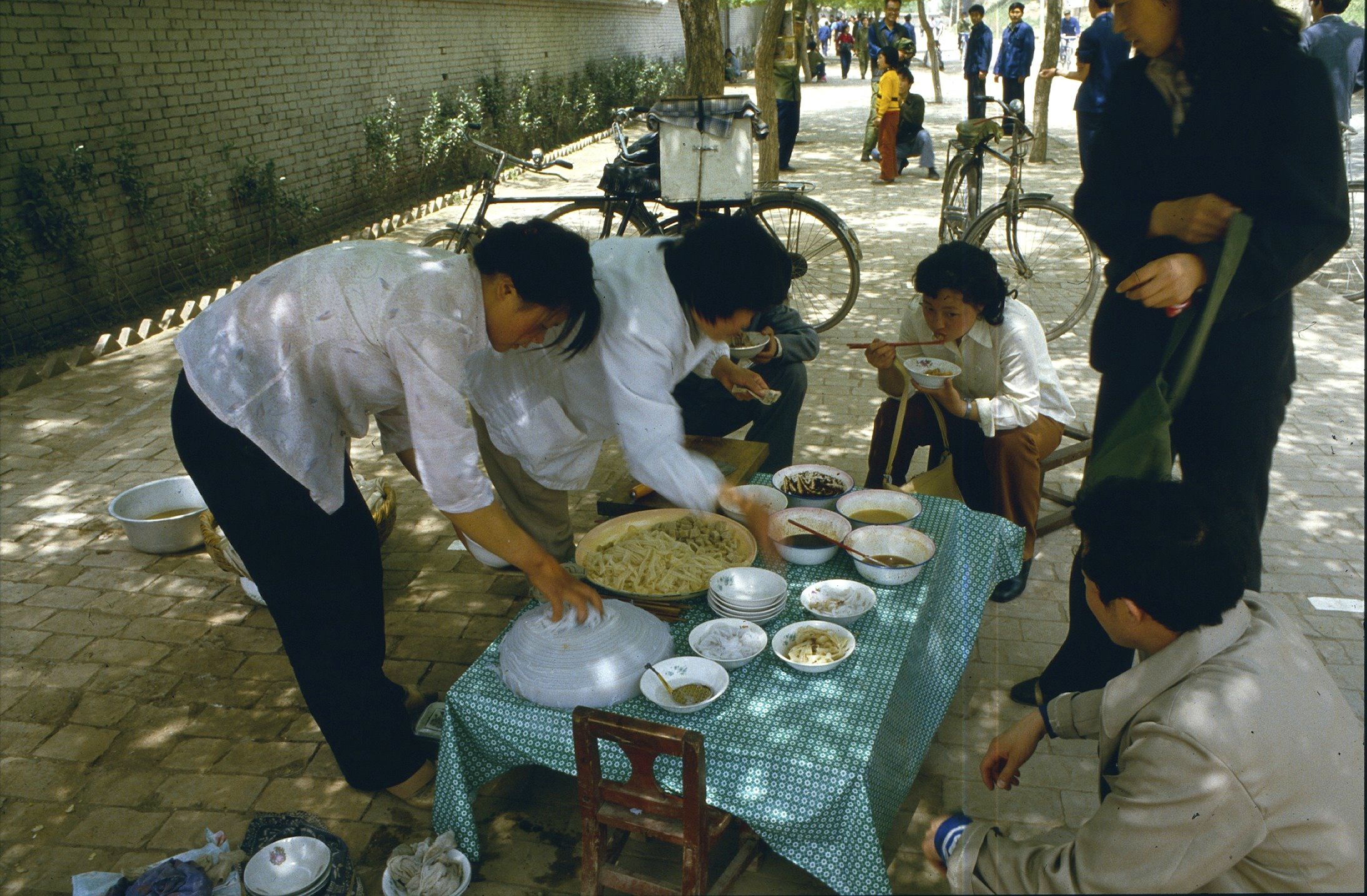 一组老照片，带你穿越到1980年的中国，真实的百姓日常!