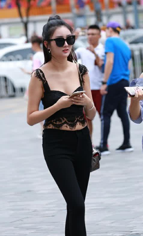 气质御姐黑色蕾丝小吊带魅惑无限，紧身裤小蛮腰斩获粉丝无数，戴