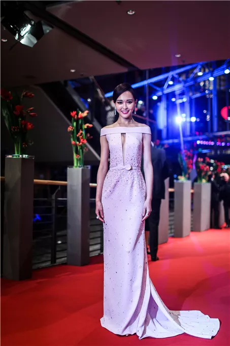 唐嫣真敢穿，粉色裙开缝惊艳全场，网友：罗晋批准了吗？