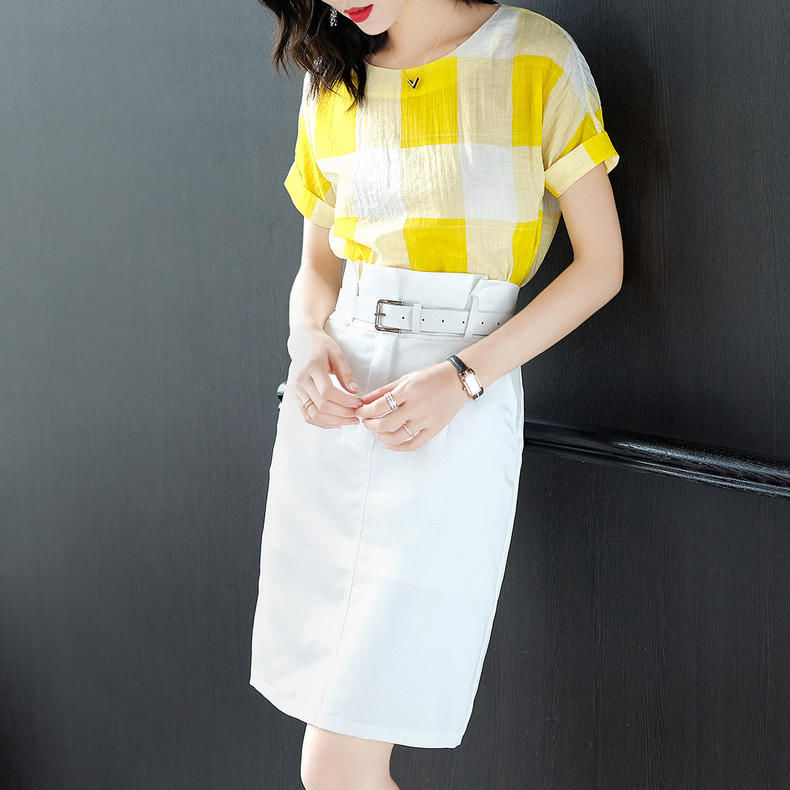 奔四女人穿名媛套装，魅力有型的半身裙套装散发出职业的利落气息