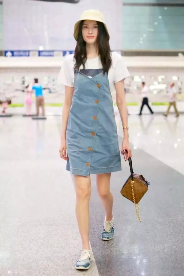 一条火遍时尚届的裙子,江疏影、何穗都在穿!