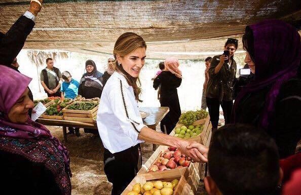 约旦王后拉尼娅探访农村，休闲装扮很亲民，时尚气息藏不住