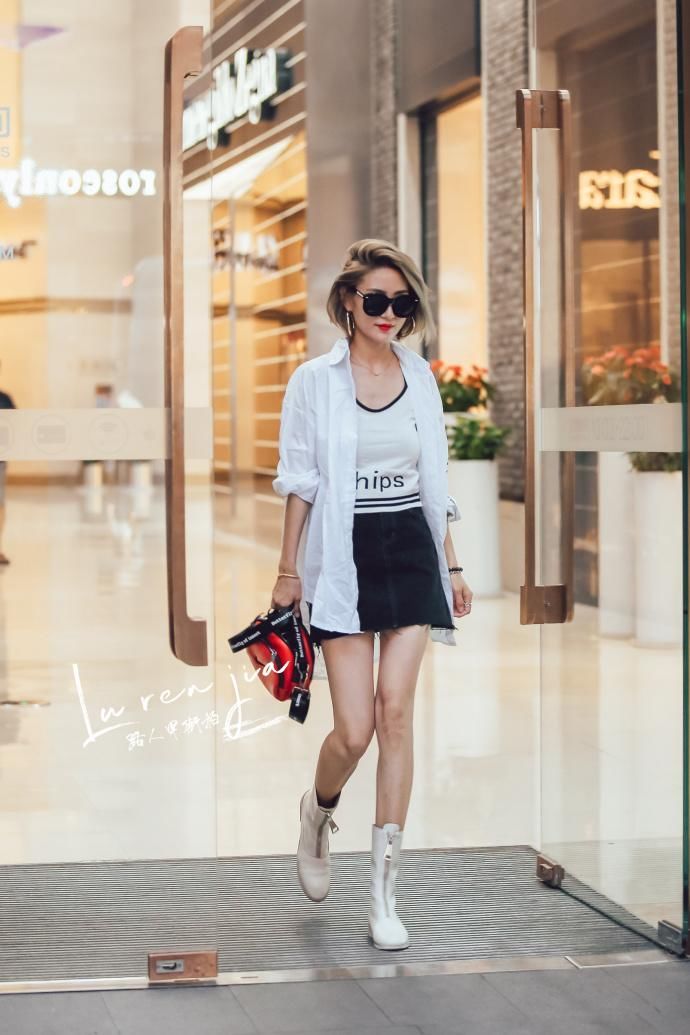 一款白T恤让“下装消失”，秀出美白大腿，女神穿衣就是任性!