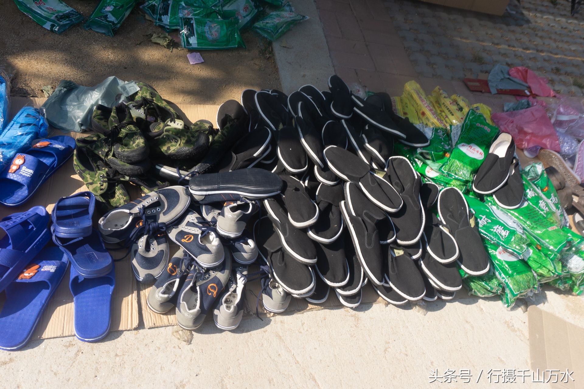 夏日农村大集上的服装摊，价格便宜却少人问津，生意不好做了