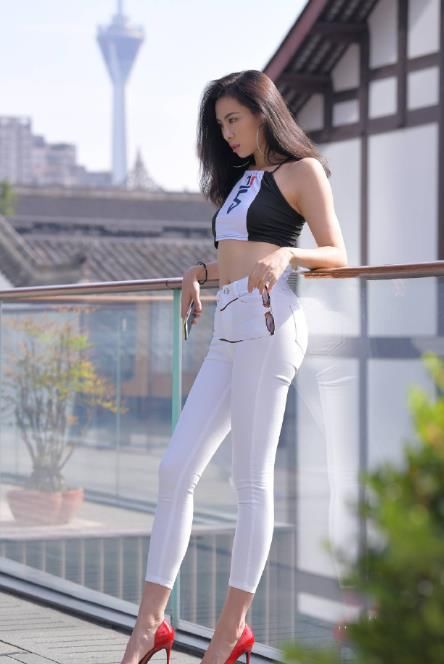  秋波|街拍：潮流小姐姐秋波微转，灵动又减龄，如深谷中的幽兰！