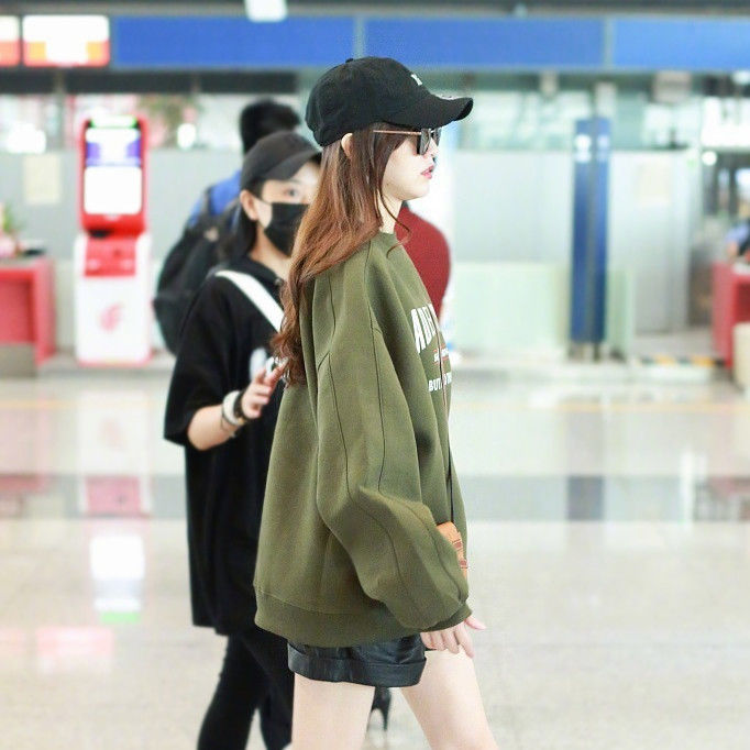 咦!连衣裙搭高跟，俗不可耐!眼下超兴卫衣+热裤，时髦燃爆秋季