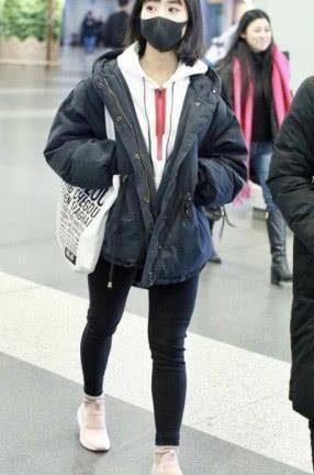 同为一米六身高小短腿,鞠婧祎和沈月机场照对比,差距不是一点点